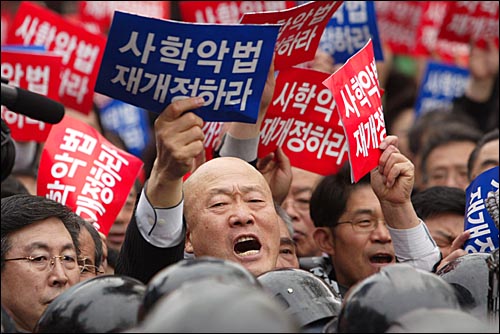 한국기독교총연합이 27일 이해찬, 장영달, 정세균, 유기홍, 최재성 의원을 내년 총선 낙선 대상자로 선정했다. 사진은 지난 4월19일 여의도 순복음교회에선 한기총 주최로 열린 '사학법 재개정을 위한 한국교회 연합기도회'에 참석한 목사와 신도들의 모습. 